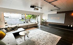 Geraeumiges Apartment Mit Xxl Leinwand I Parkplatz I Wifi